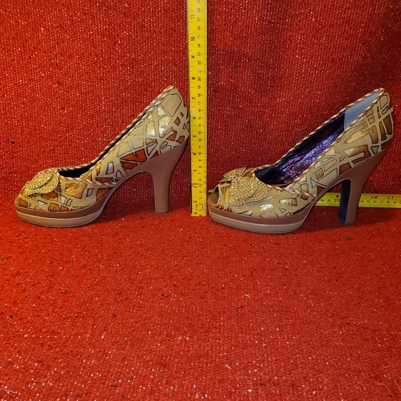 Poetic License Gold Genuine Leather Peek A Boo peep toe pumps. - Picture 2 of 14